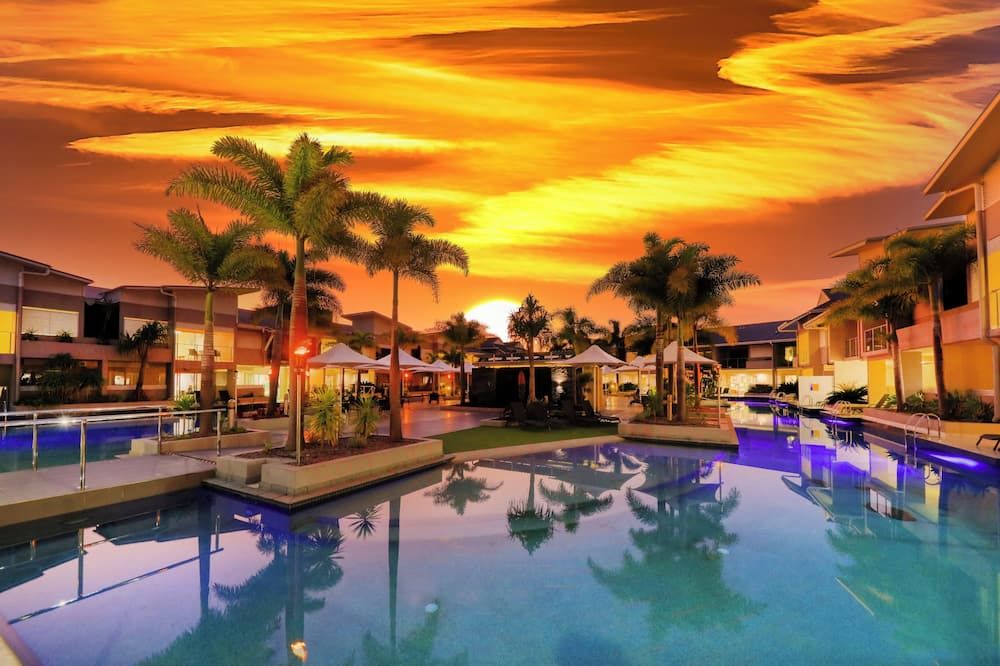 حوض السباحة