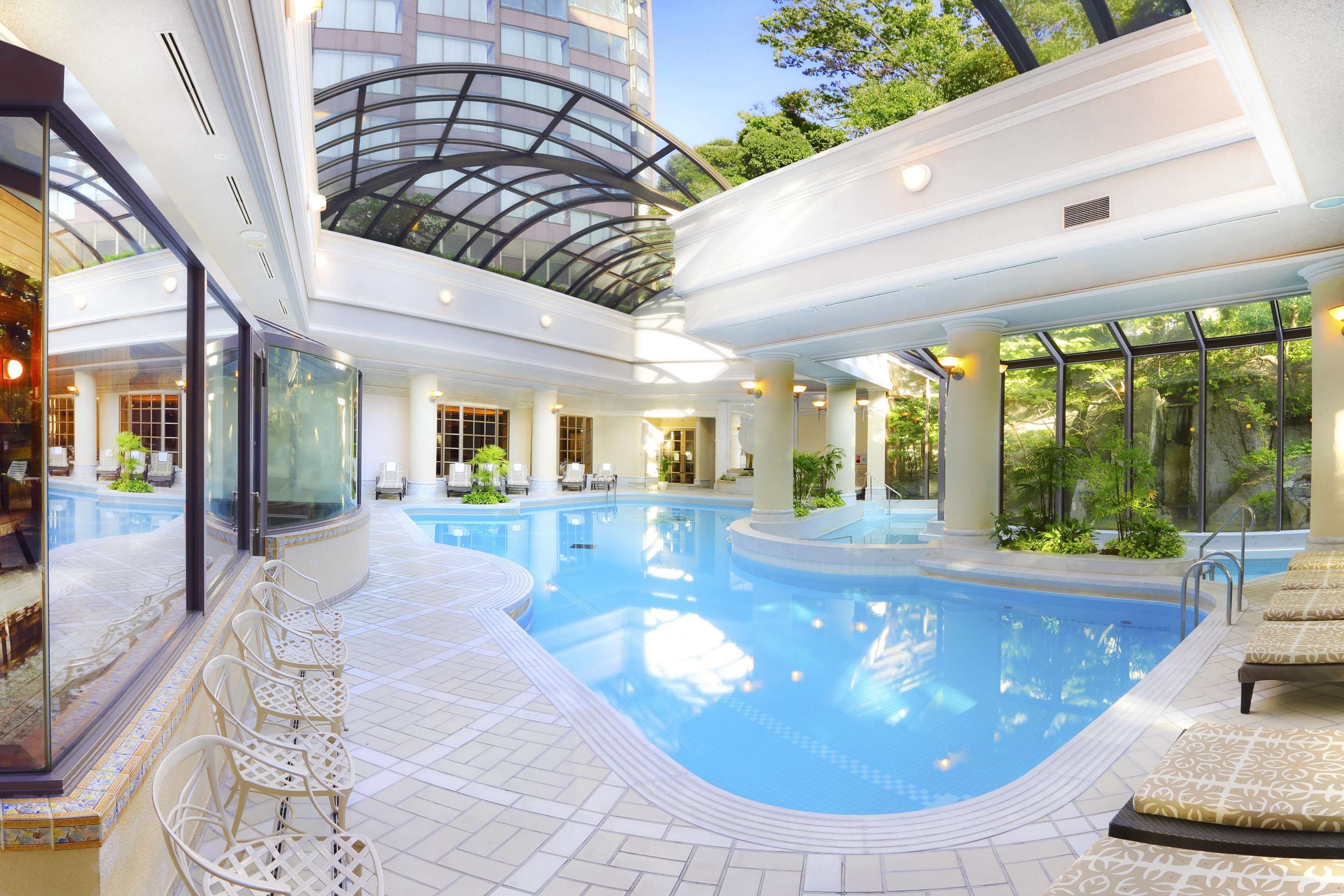 حوض السباحة