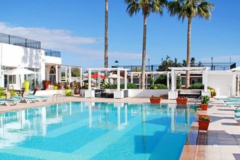 حوض السباحة