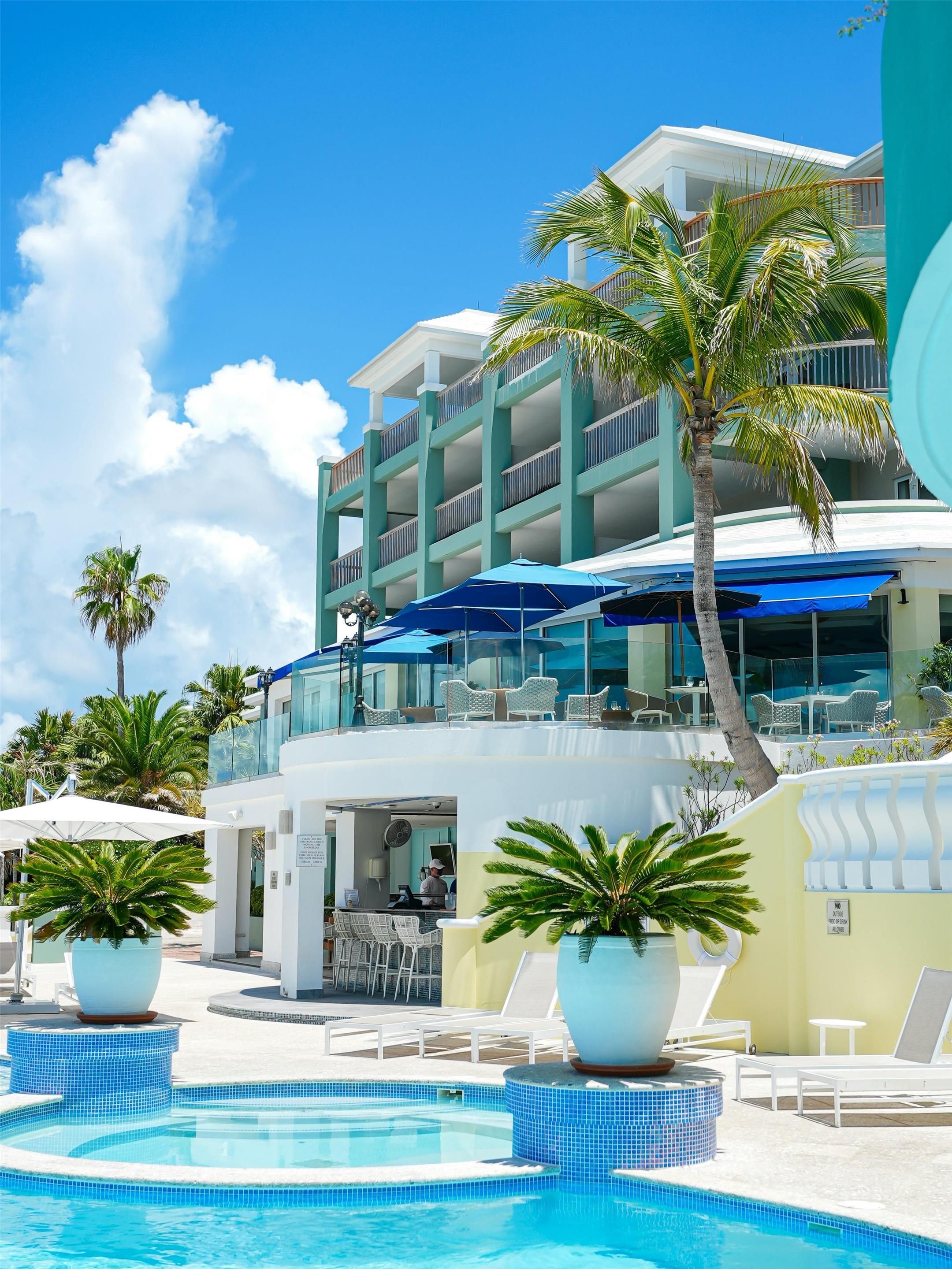 حوض السباحة