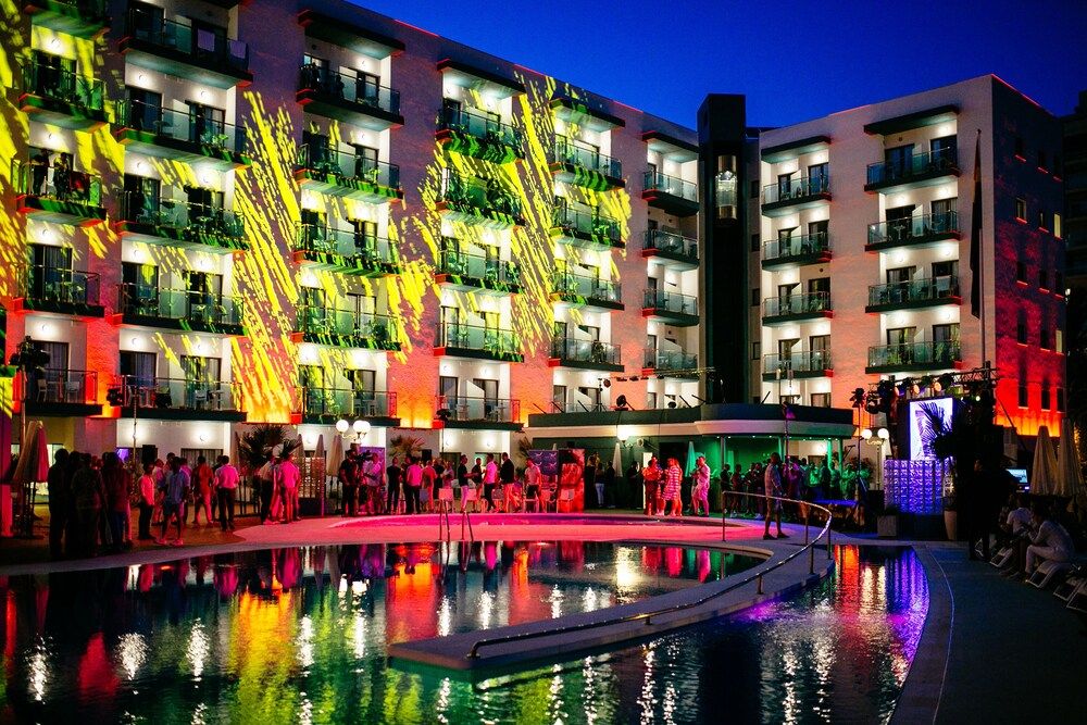 حوض السباحة صورة