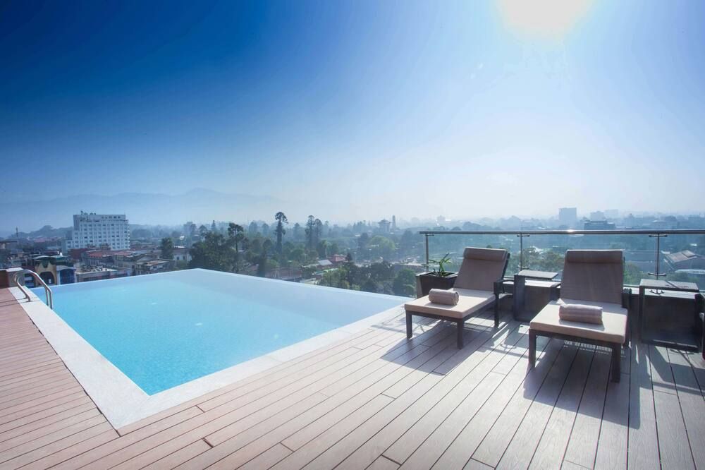 حوض السباحة