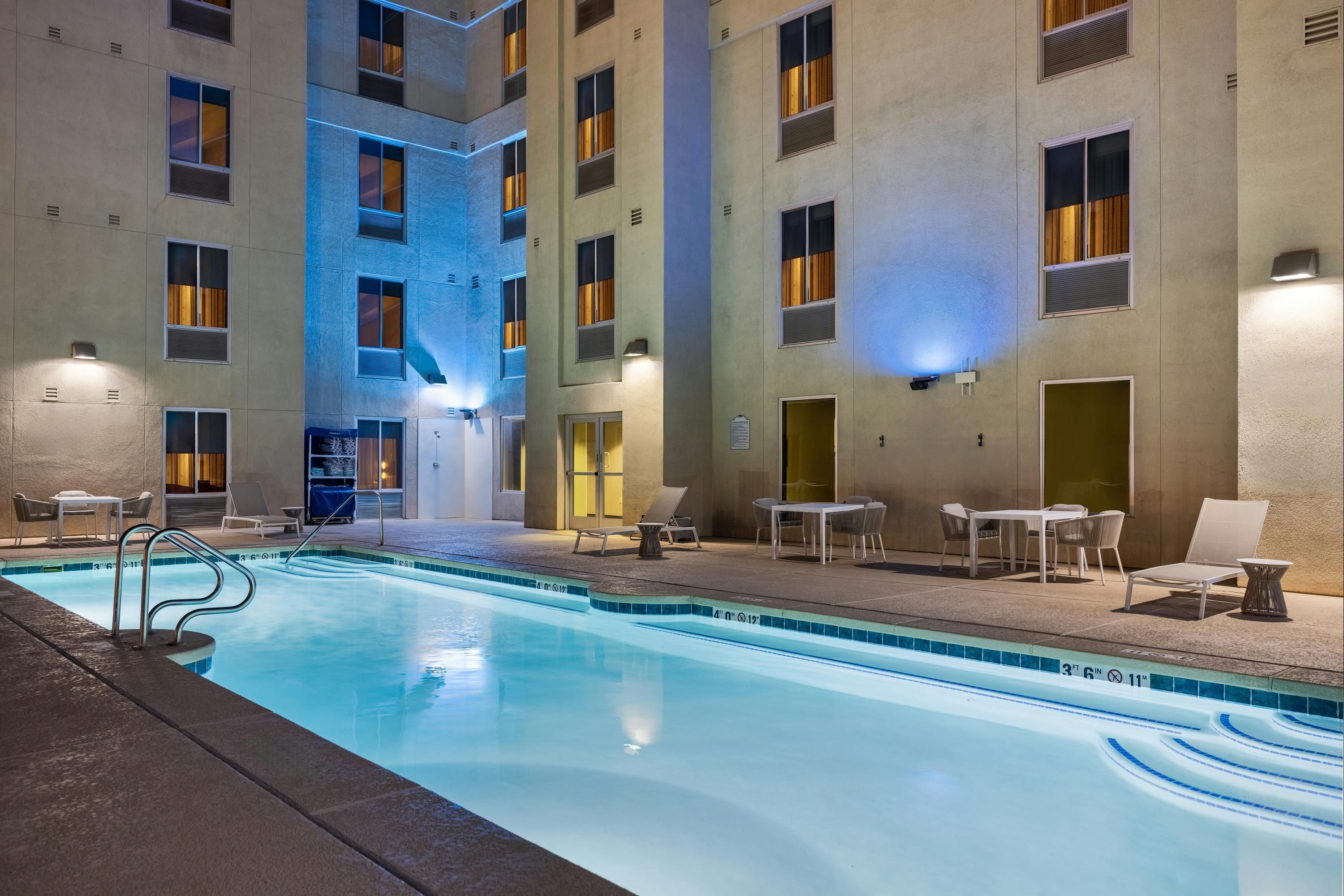 حوض السباحة