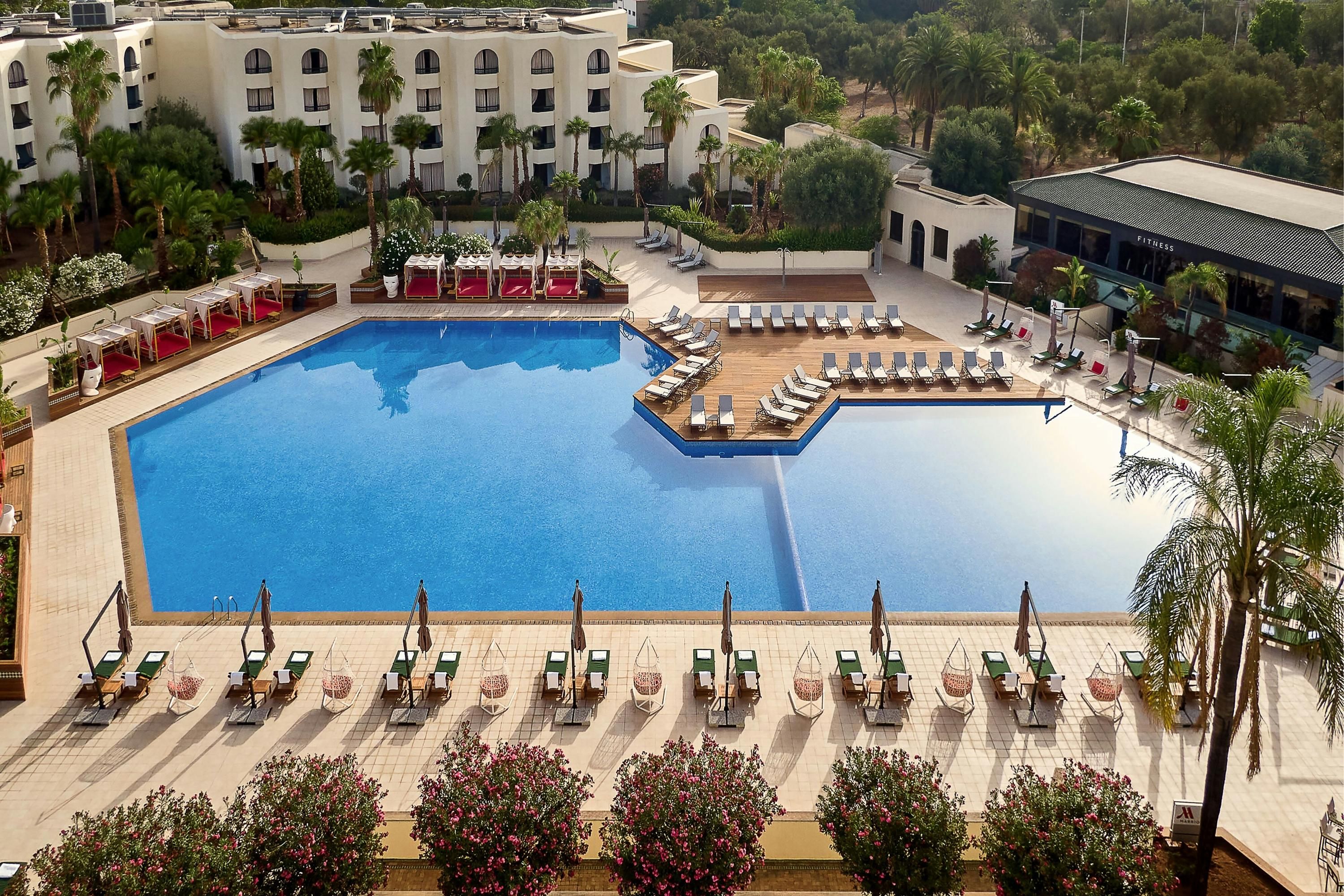 حوض السباحة