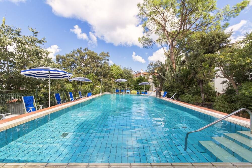 حوض السباحة