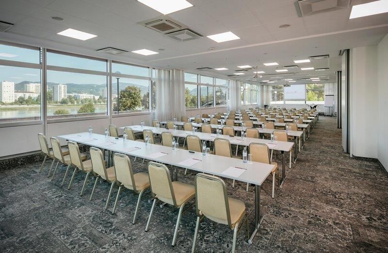 غرفة الاجتماعات