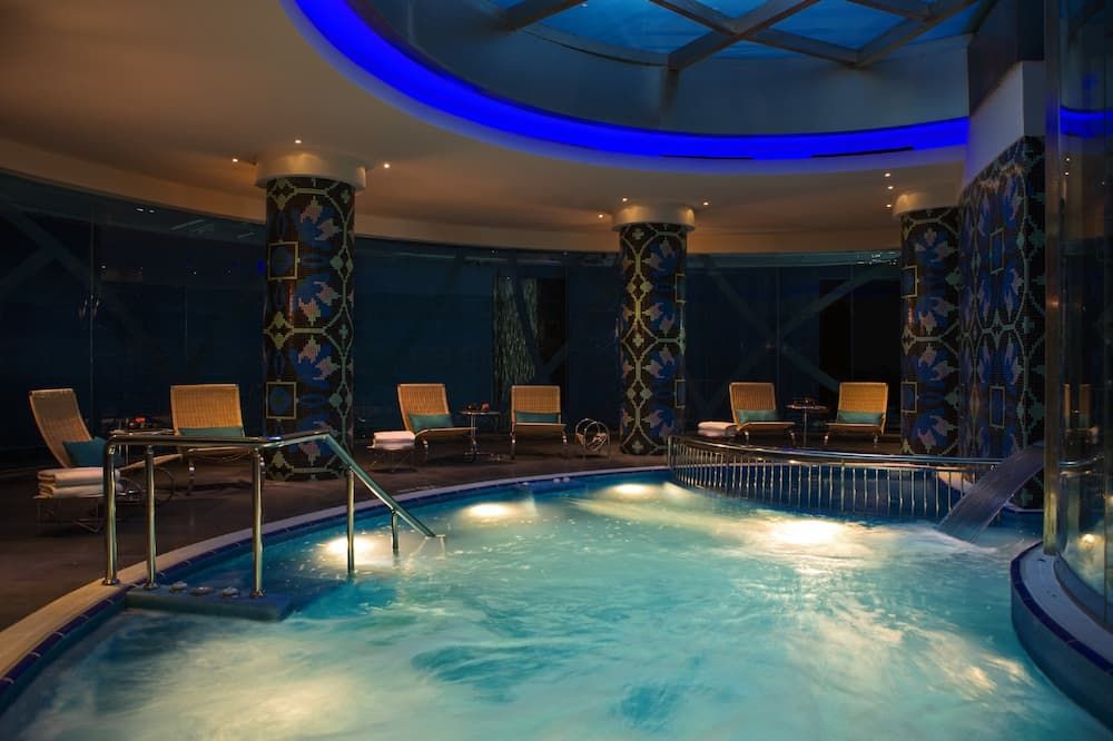 حوض السباحة