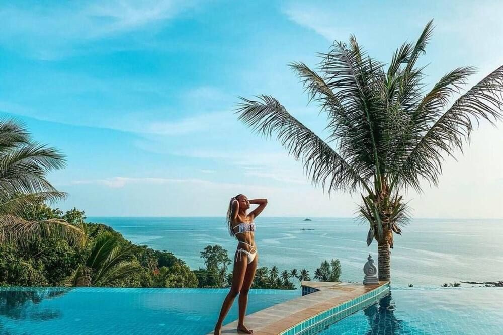 حوض السباحة