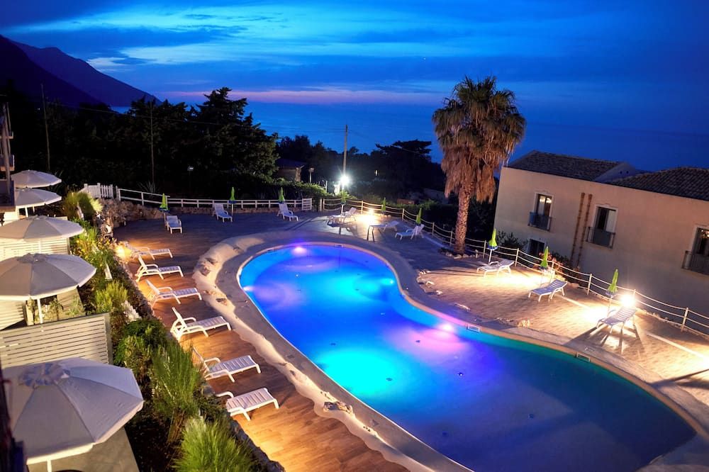 حوض السباحة