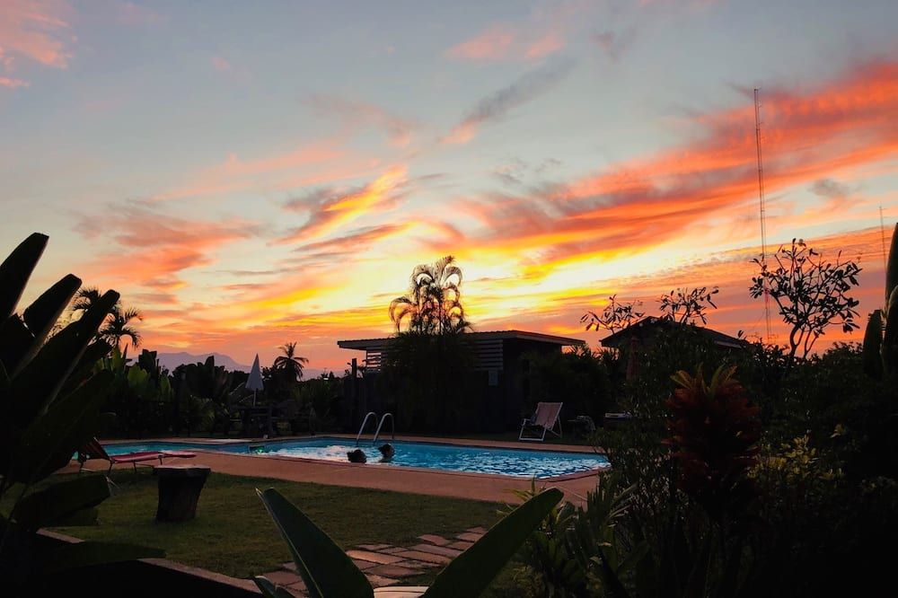 حوض السباحة