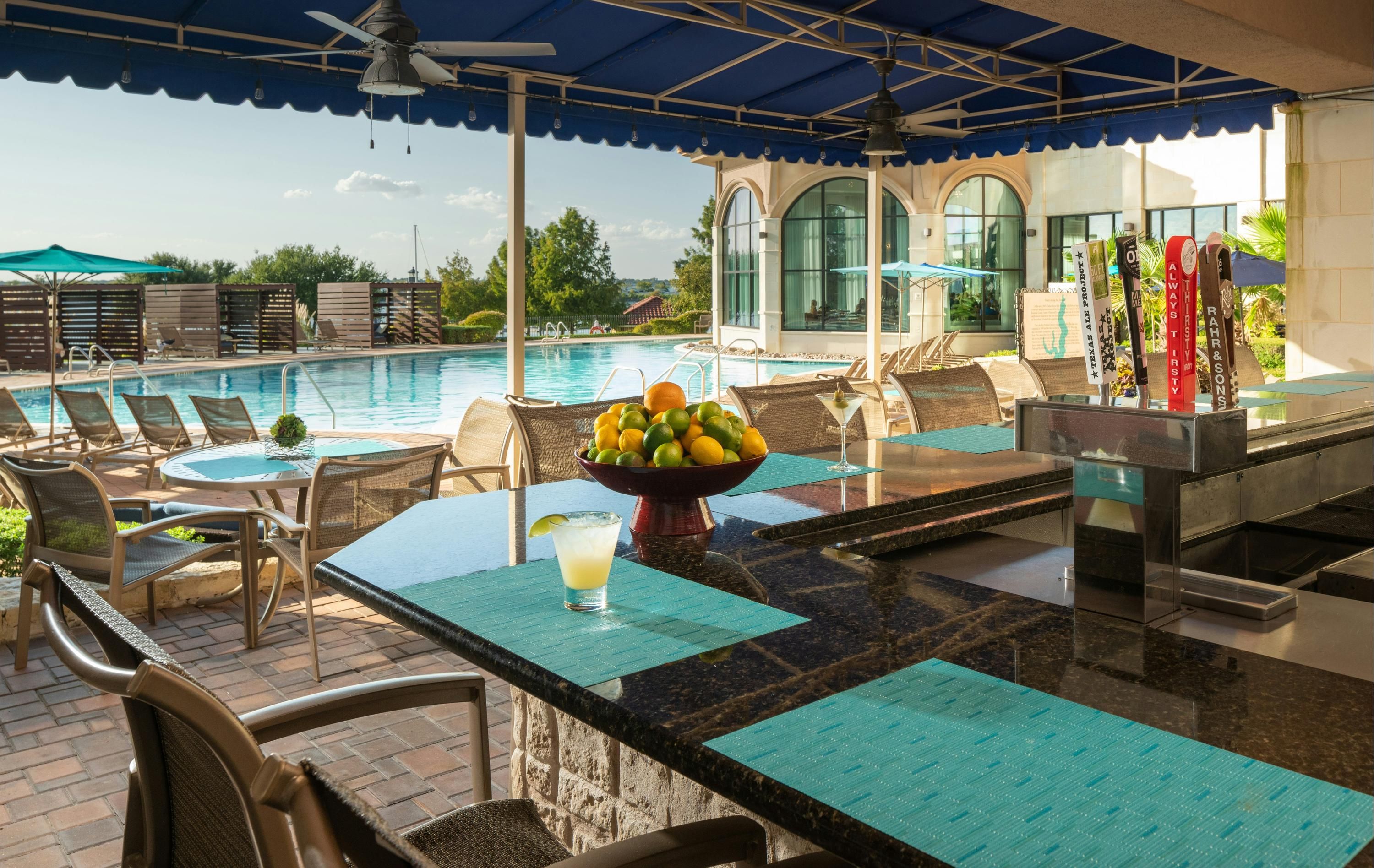 حوض السباحة