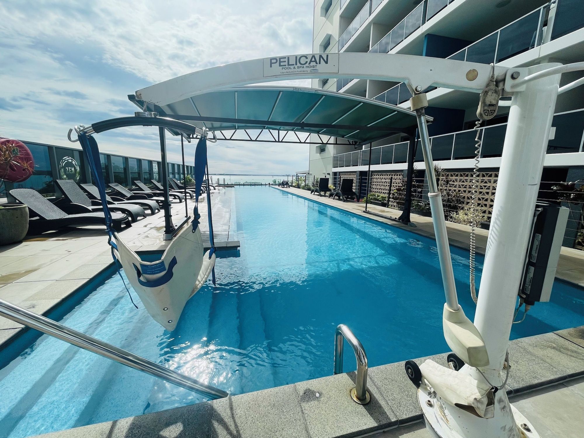 حوض السباحة