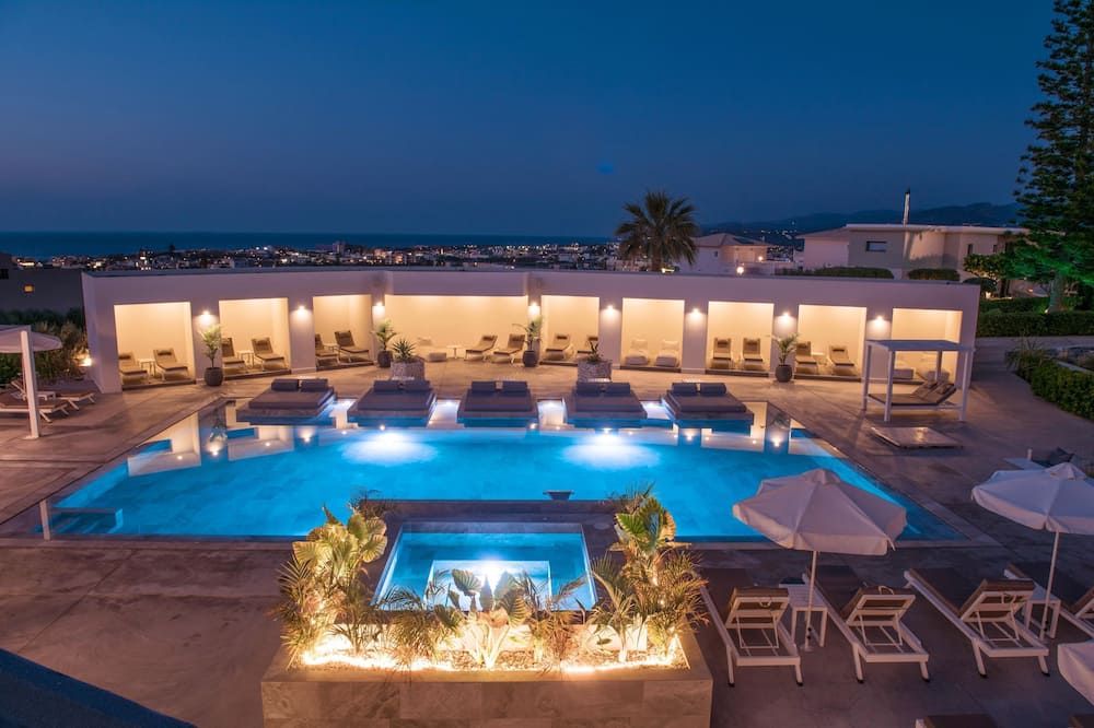 حوض السباحة