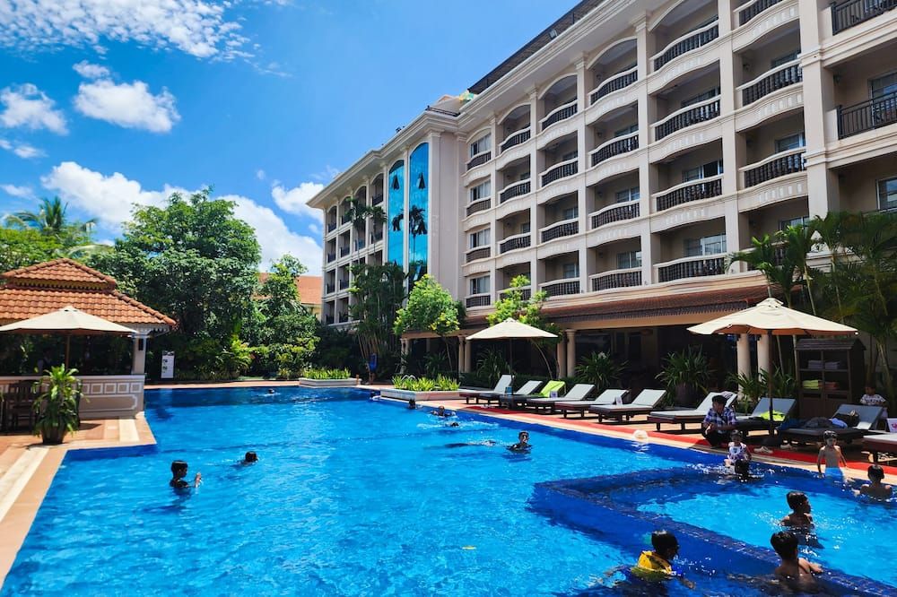 حوض السباحة