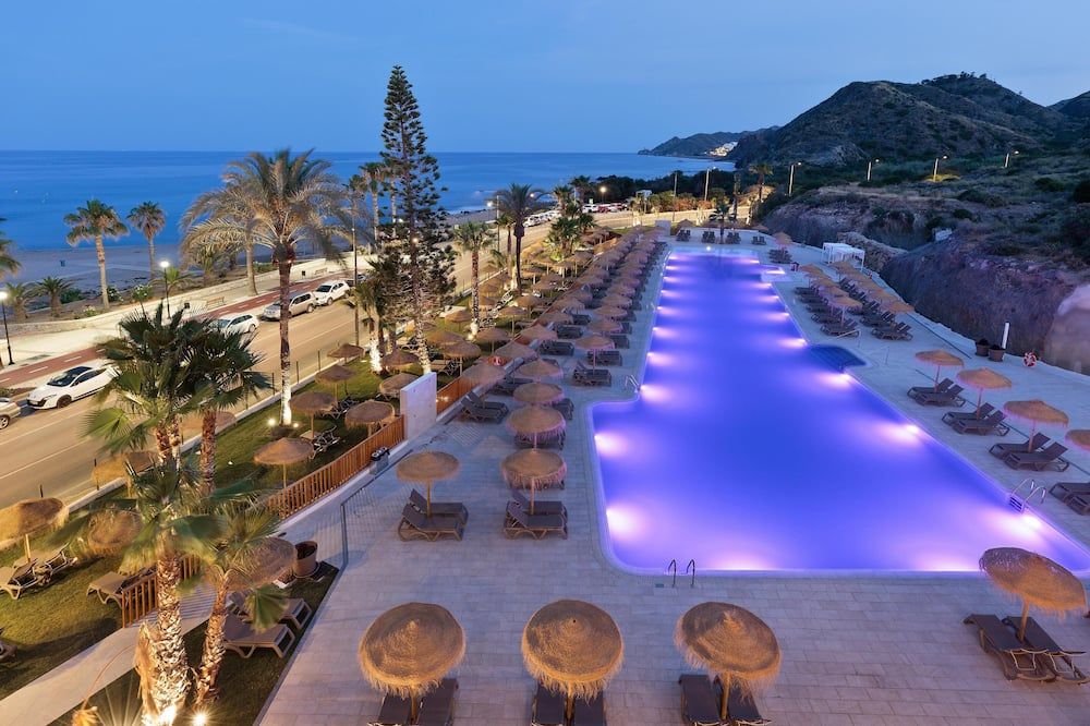 حوض السباحة صورة