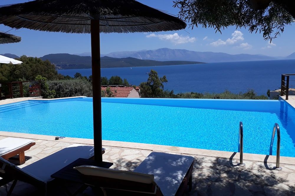 حوض السباحة