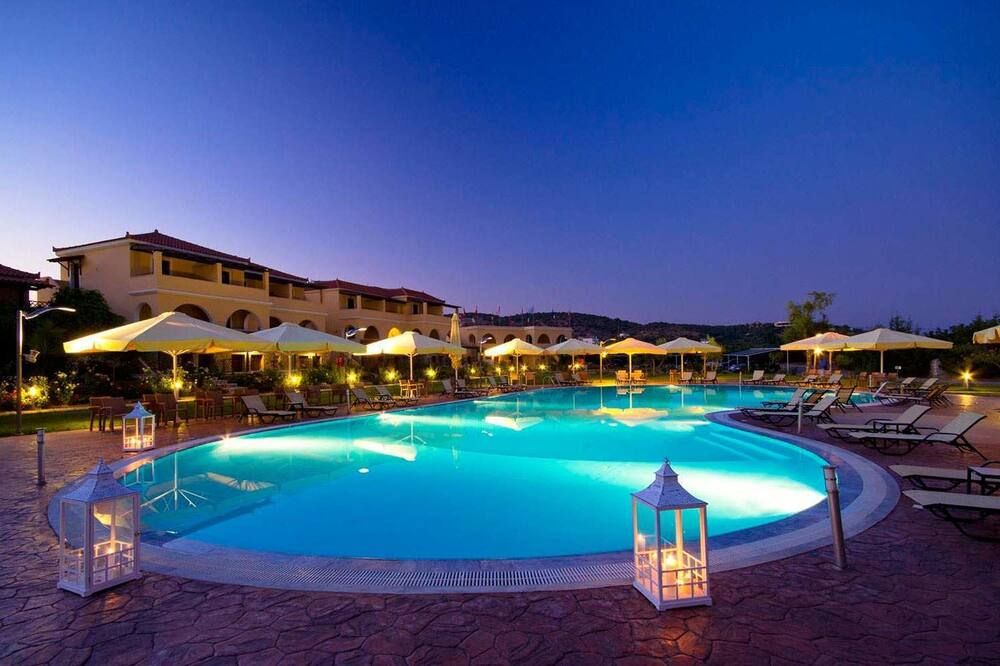 حوض السباحة