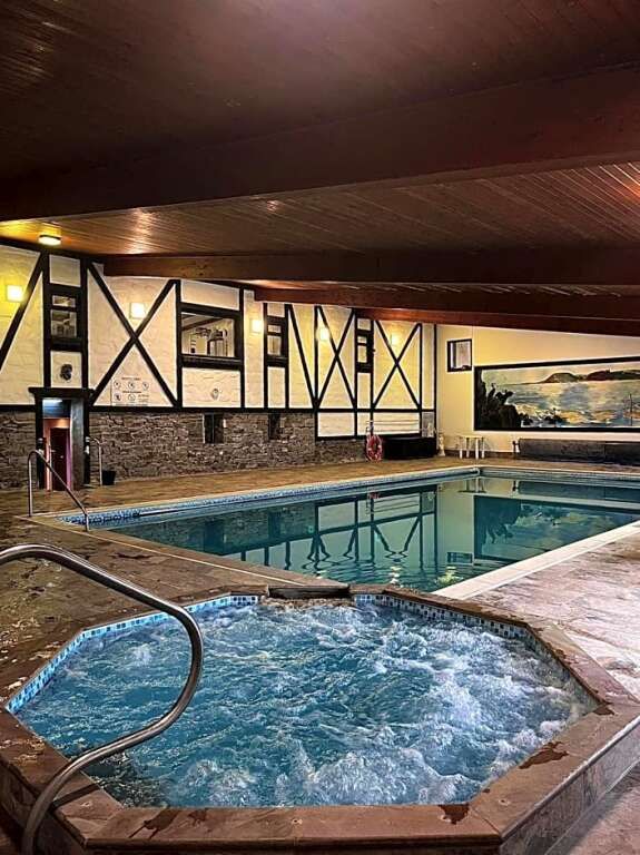 حوض السباحة