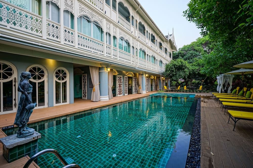 حوض السباحة