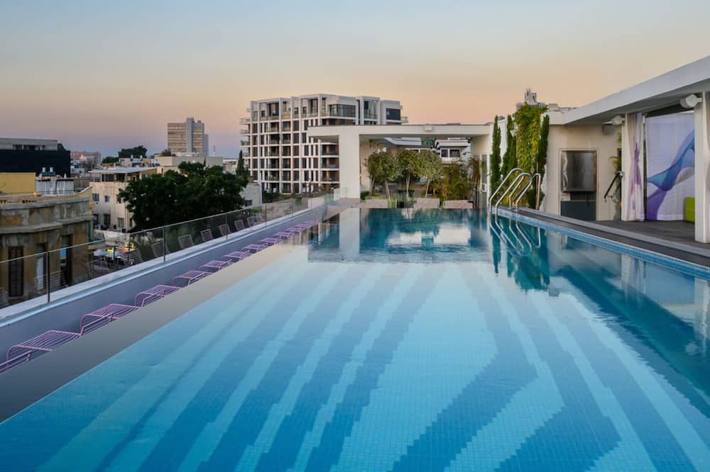 حوض السباحة