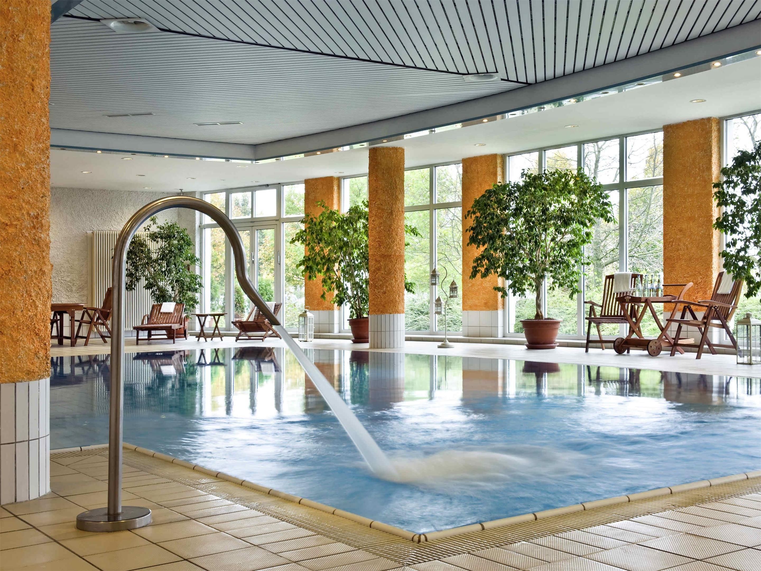 حوض السباحة