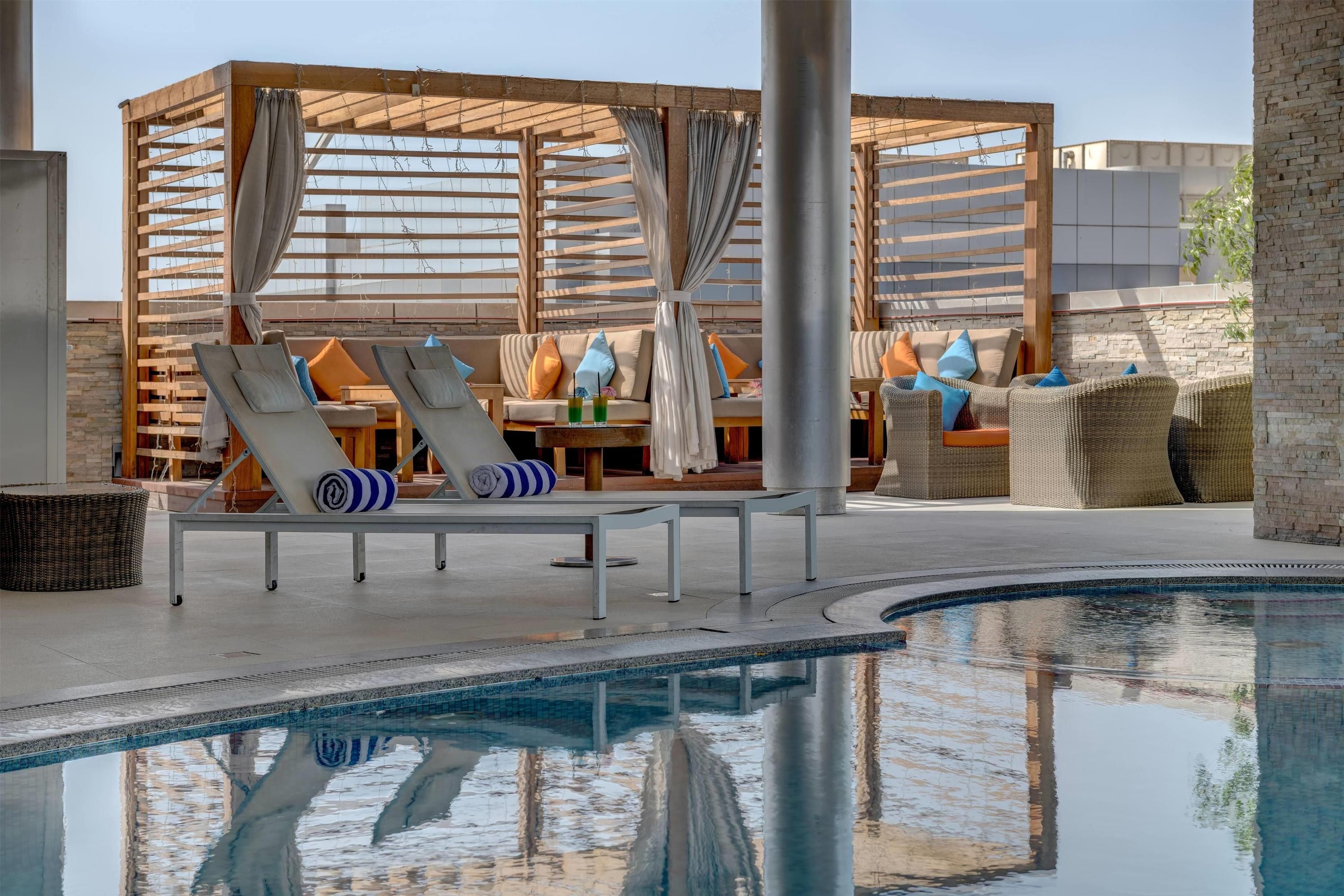 حوض السباحة