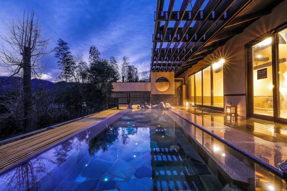 حوض السباحة