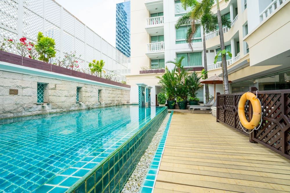 حوض السباحة