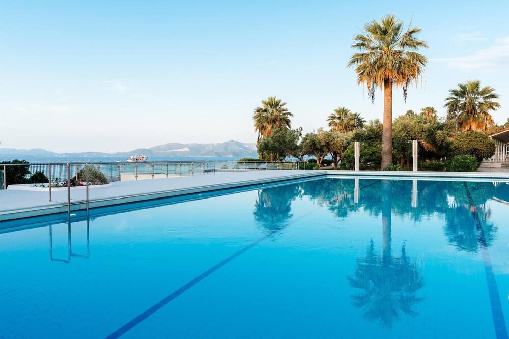 حوض السباحة