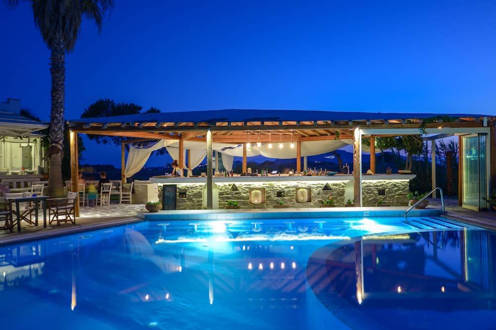 حوض السباحة