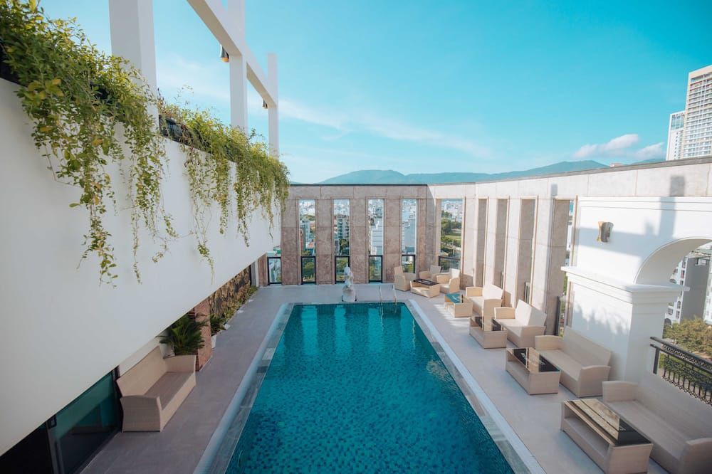 حوض السباحة