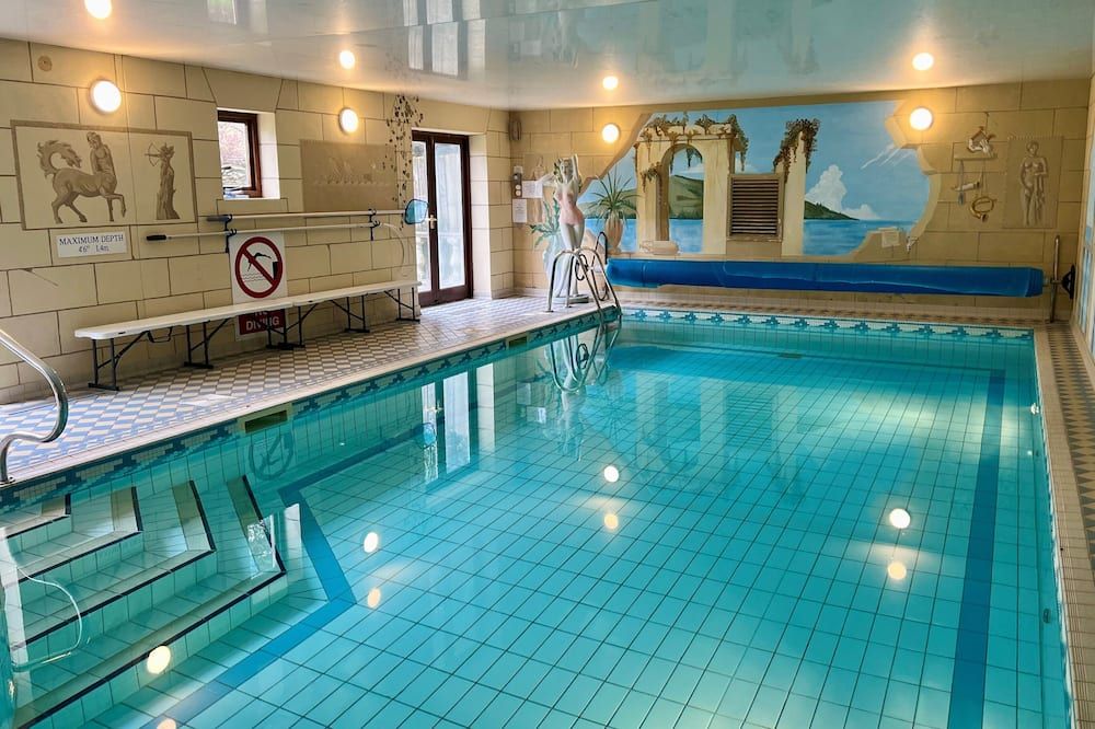 حوض السباحة