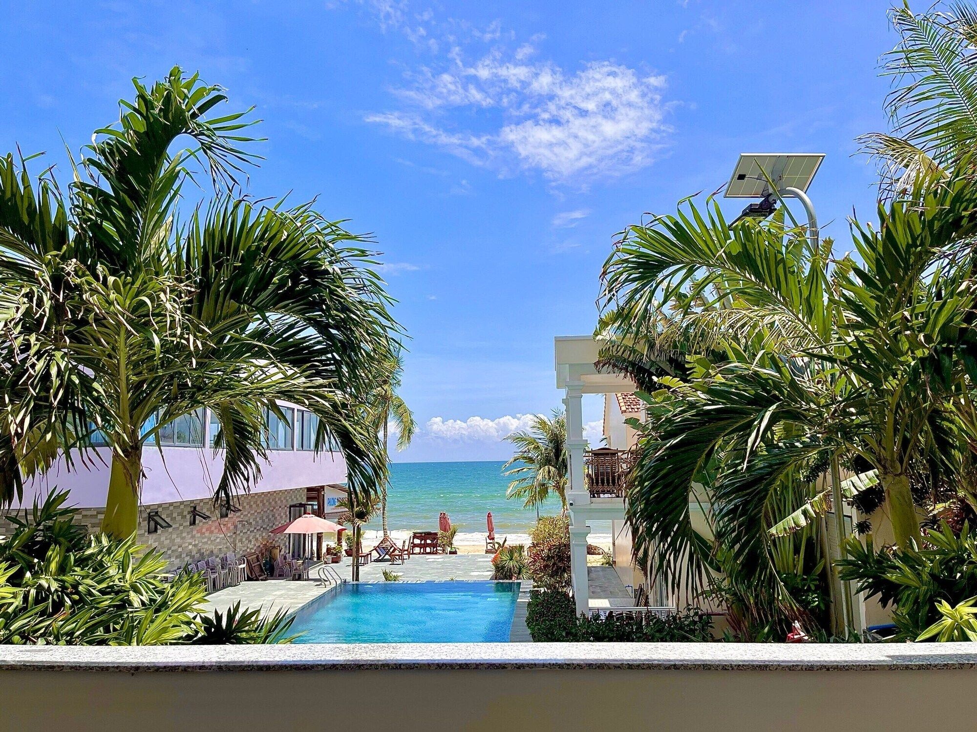 حوض السباحة