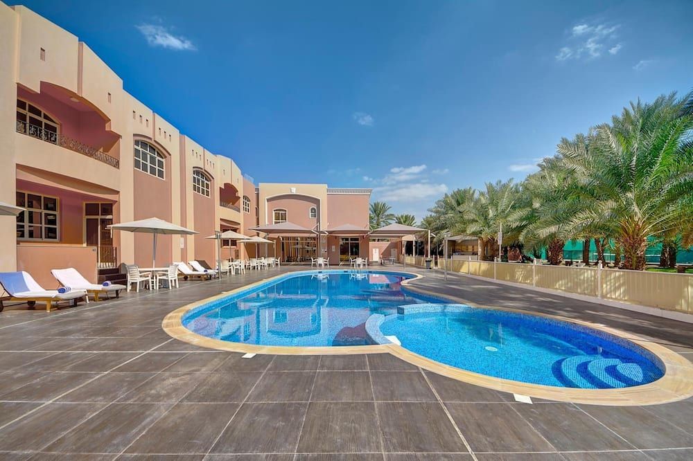 حوض السباحة
