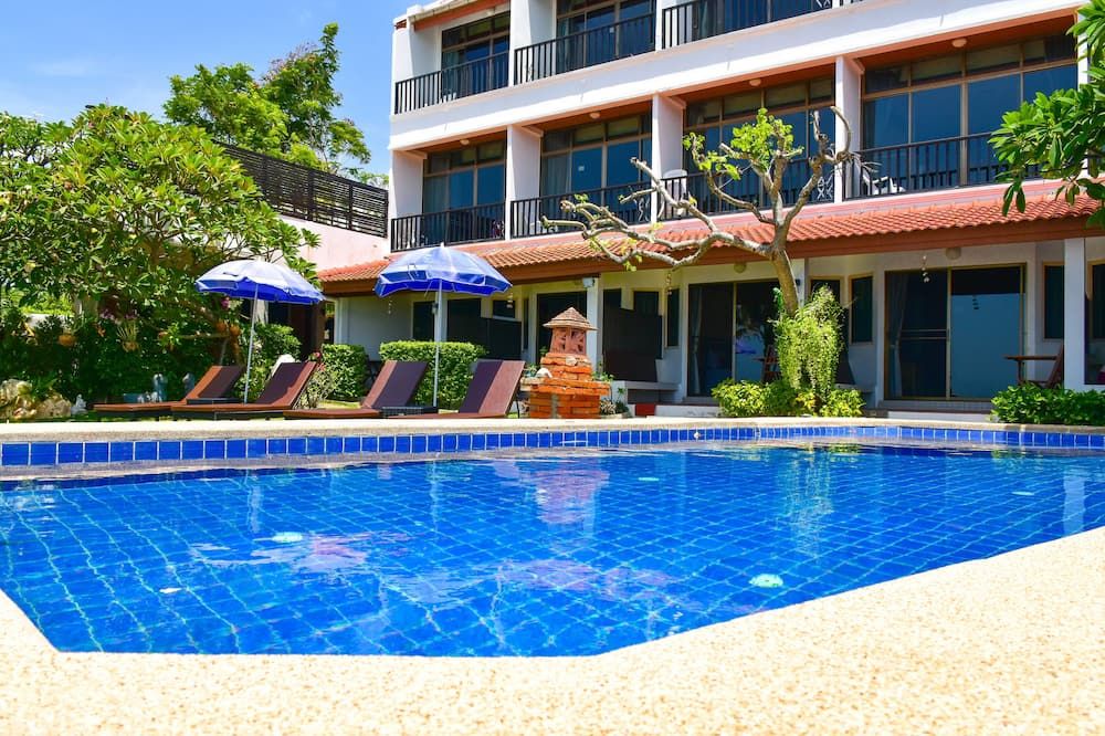 حوض السباحة