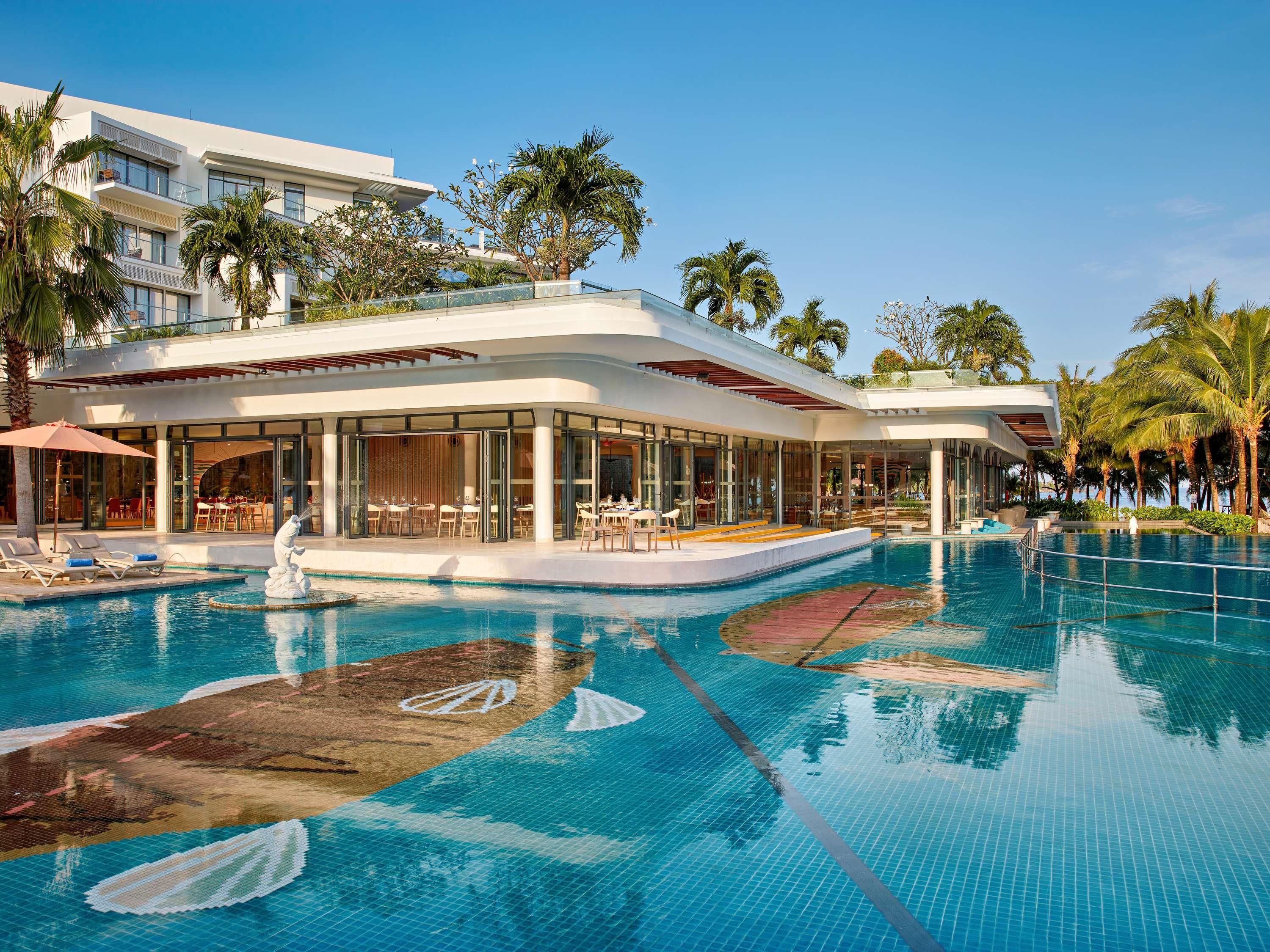 حوض السباحة