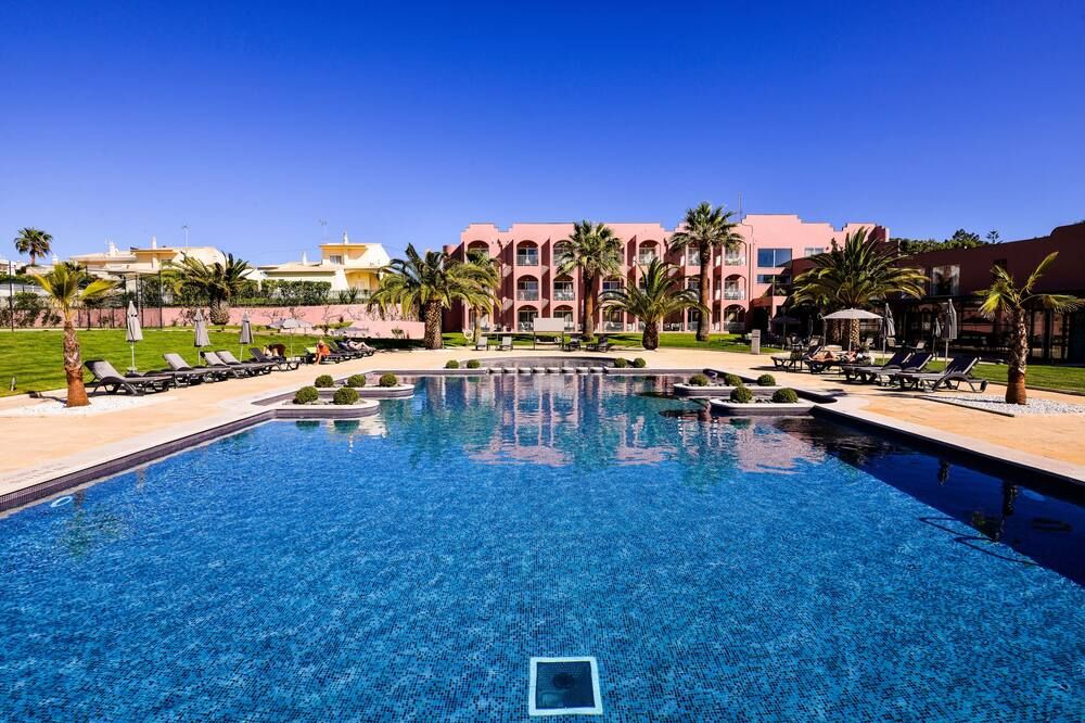 حوض السباحة