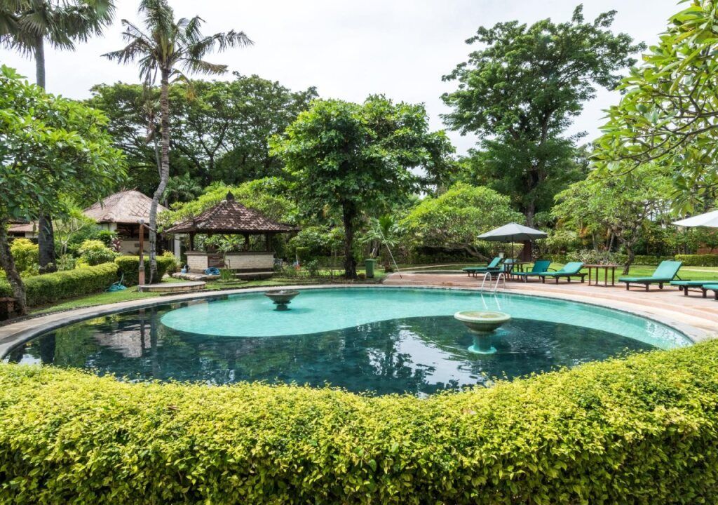 حوض السباحة