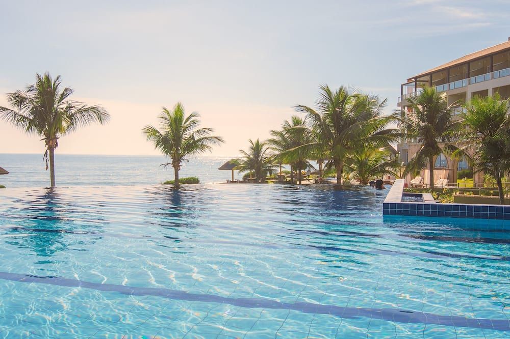 حوض السباحة