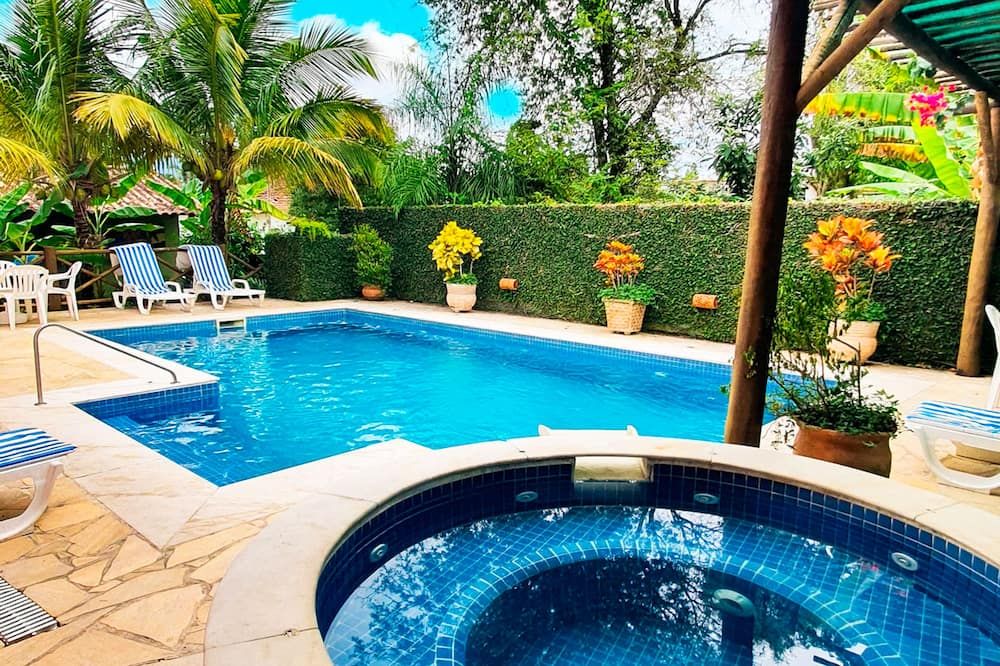 حوض السباحة