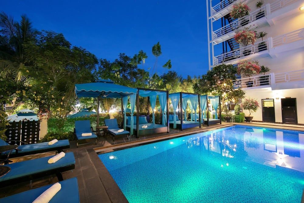 حوض السباحة