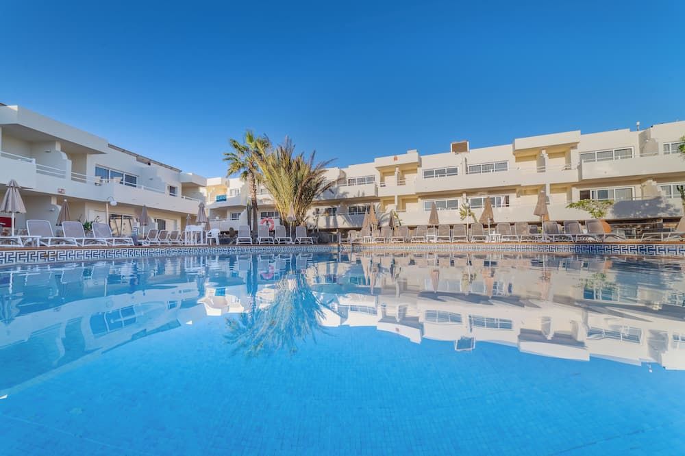 حوض السباحة