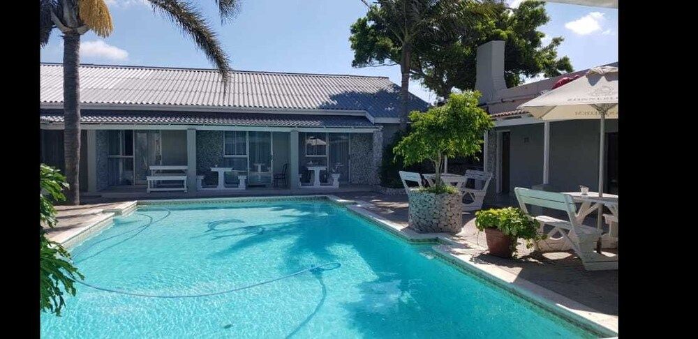 حوض السباحة