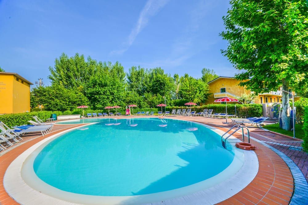 حوض السباحة