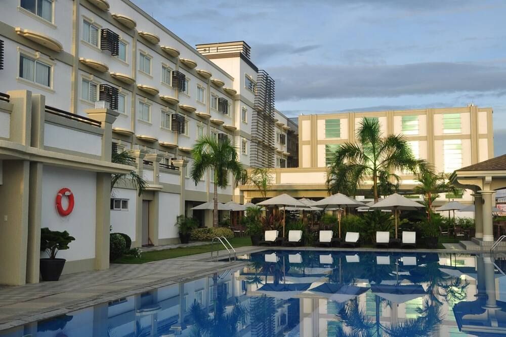 حوض السباحة