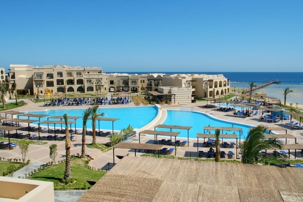 حوض السباحة