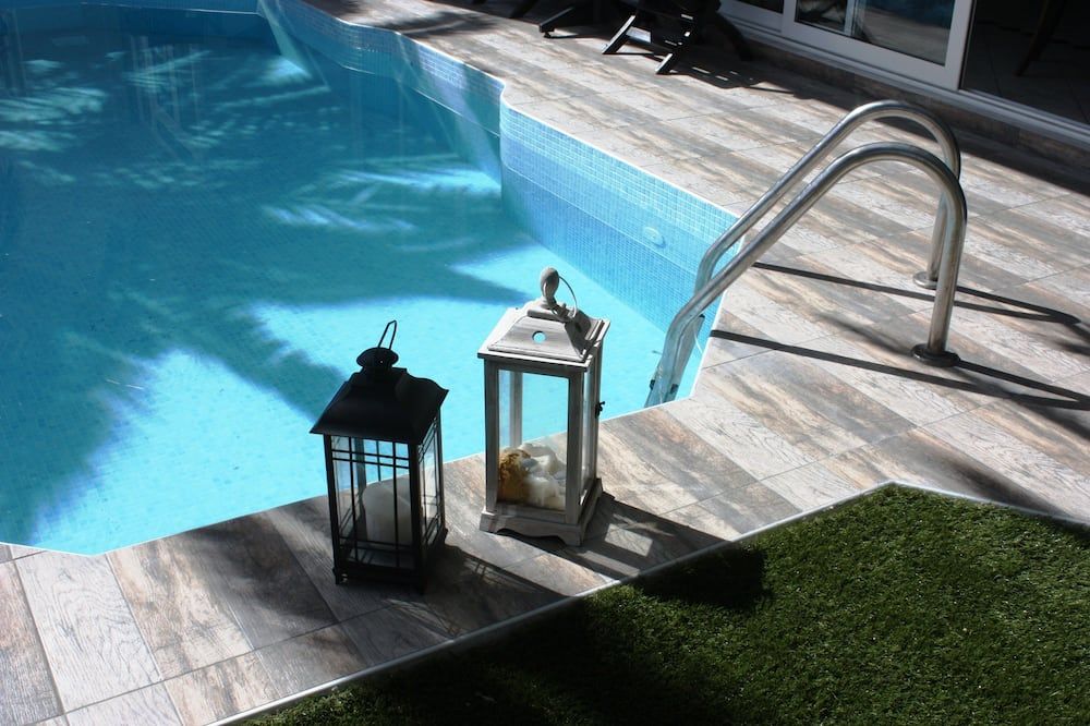 حوض السباحة