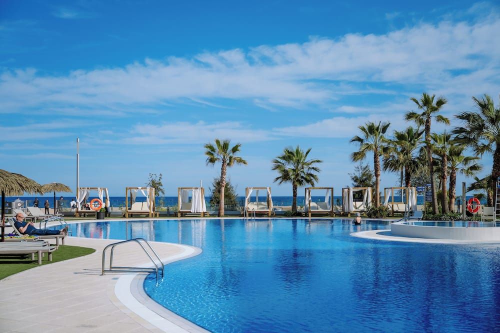 حوض السباحة