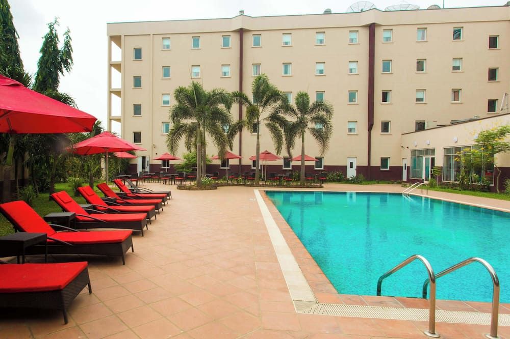 حوض السباحة