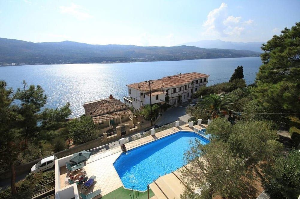 حوض السباحة